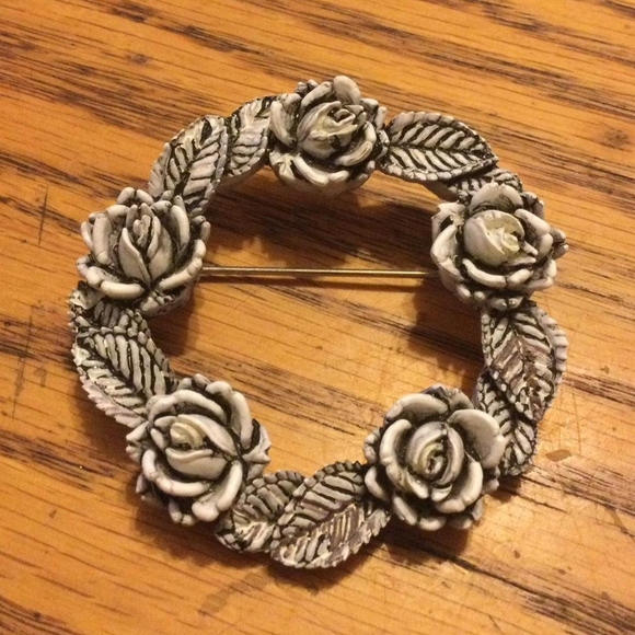 Black and white rose circle pin - Picture 1 of 2